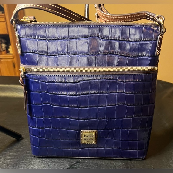 Dooney & Bourke Handbags - EUC Dooney&Bourke Oakdale Crossbody in midnight Blue